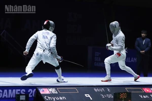 Nguyễn Xuân Lợi, Nguyễn Văn Quyết, Lê Văn Bang, Phan Ánh Dương giành Huy chương Vàng nội dung đồng đội nam môn kiếm chém sau khi vượt qua đối thủ đến từ Malaysia. (Ảnh: HOÀNG MINH)