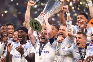 Các cầu thủ Aston Villa ăn mừng cùng chiếc cúp vô địch Europa League. (Ảnh: AVFC)