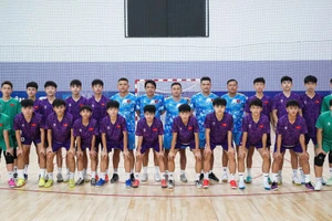 Ban huấn luyện cùng các tuyển thủ U16 futsal Việt Nam. (Ảnh: VFF)