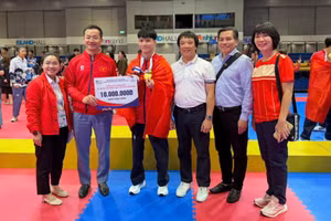 Lãnh đạo Sở Văn hóa và Thể thao Hà Nội trao thưởng cho vận động viên giành Huy chương Vàng tại SEA Games 33. 