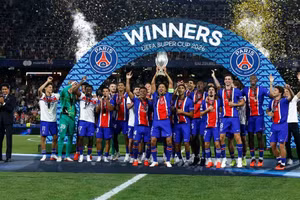 PSG nâng cúp vô địch Siêu cúp châu Âu 2026. (Ảnh: PSG)