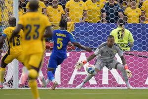 Thủ thành Eloy Room của Curacao thi đấu xuất sắc để cản phá nhiều pha dứt điểm. (Ảnh: FIFA)