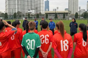 Ban huấn luyện dặn dò các tuyển thủ U20 nữ Việt Nam trong buổi tập. (Ảnh: VFF)