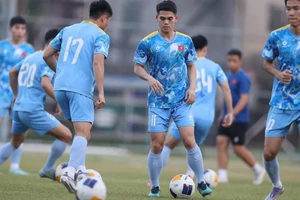 Đội trưởng của U22 Việt Nam Khuất Văn Khang tập luyện cùng các đồng đội tại Bangkok. (Ảnh: VFF)