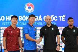 Huấn luyện viên cùng đại diện cầu thủ hai đội tại buổi họp báo. 