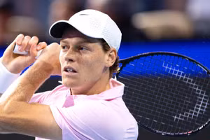 Jannik Sinner (sinh năm 2001) là tay vợt tennis hàng đầu thế giới với lối chơi chắc chắn và bản lĩnh. (Ảnh: NurPhoto)