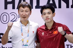 Huấn luyện viên Kim Sang Sik và cầu thủ Nguyễn Đình Bắc tại buổi họp báo sau trận đấu tối 11/12. (Ảnh: VFF)
