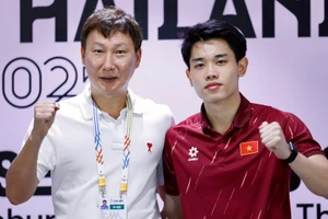 Huấn luyện viên Kim Sang Sik và cầu thủ Nguyễn Đình Bắc tại buổi họp báo sau trận đấu tối 11/12. (Ảnh: VFF)