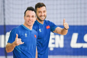 Huấn luyện viên Diego Giustozzi cùng cộng sự. (Ảnh: VFF)