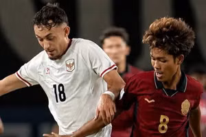Indonesia (áo trắng) thắng đậm 5-1 Campuchia. (Ảnh: AFF)