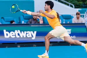 Carlos Alcaraz bất ngờ để thua tay vợt hạng 36 thế giới. (Ảnh: Miami Open)