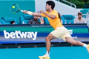 Carlos Alcaraz bất ngờ để thua tay vợt hạng 36 thế giới. (Ảnh: Miami Open)