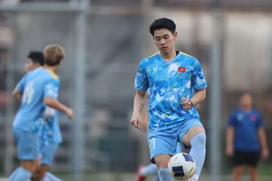 Tiền đạo Nguyễn Đình Bắc cùng các đồng đội U22 Việt Nam hướng tới chiến thắng trước U22 Lào. (Ảnh: VFF)