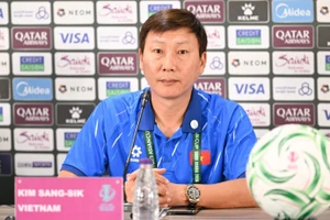 Huấn luyện viên Kim Sang Sik tại buổi họp báo trước trận tứ kết gặp U23 UAE. (Ảnh: VFF)