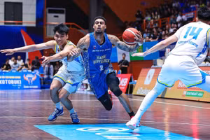 AJ Bramah tiếp tục tỏa sáng giúp Hanoi Buffaloes bảo vệ mạch toàn thắng. 