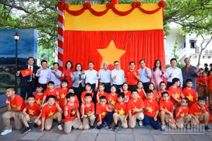 Các đại biểu cùng các em học sinh tại Lễ giới thiệu Triển lãm tương tác “80 năm rạng rỡ non sông – Con đường Độc lập”.