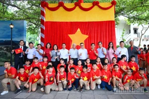 Các đại biểu cùng các em học sinh tại Lễ giới thiệu Triển lãm tương tác “80 năm rạng rỡ non sông – Con đường Độc lập”.