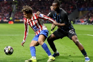 Giuliano Simeone vượt qua sự truy cản của hậu vệ Club Brugge. (Ảnh: UEFA)