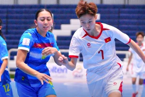 Đội tuyển futsal nữ Việt Nam (áo trắng) giành chiến thắng quan trọng ở vòng bảng. (Ảnh: VFF)