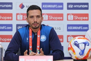 Huấn luyện viên Mauro Jeronimo của câu lạc bộ Nam Định phát biểu tại buổi họp báo. (Ảnh: VFF)