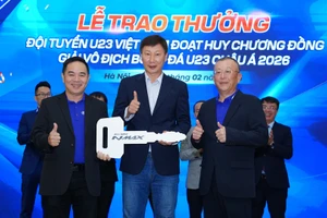 Huấn luyện viên Kim Sang Sik nhận phần thưởng.