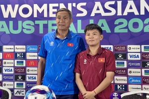 Huấn luyện viên Mai Đức Chung và tiền vệ Nguyễn Thị Bích Thùy tại buổi họp báo trước trận gặp tuyển nữ Nhật Bản. (Ảnh: VFF)