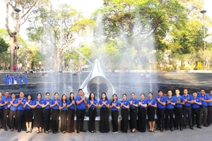 Dâng hoa tại Tượng đài “Giọt nước mắt”, tưởng nhớ đồng bào, cán bộ, chiến sĩ và lực lượng tuyến đầu đã mất do Covid-19.