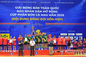 Ban Tổ chức trao giải Nhất, Nhì và đồng hạng Ba. (Ảnh: THẾ ĐẠI)