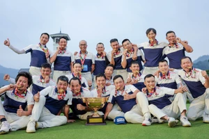 Các thành viên đội tuyển miền bắc ăn mừng cùng chiếc cúp vô địch. (Ảnh: VGA)