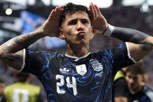 Enzo Fernandez ghi bàn gỡ hòa quan trọng cho Argentina. (Ảnh: THX/TTXVN)