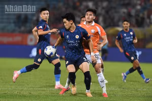 Đình Bắc ghi cú đúp trong chiến thắng đậm đà của Công an Hà Nội. (Ảnh: TRẦN HẢI)