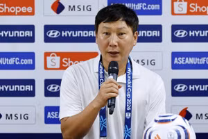 Huấn luyện viên Kim Sang Sik tại buổi họp báo sau trận đấu. (Ảnh: VFF)
