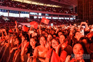 Các khán giả tại khu vực Độc lập được trải nghiệm rõ nét nhất những khoảnh khắc của chương trình. (Ảnh: THÀNH ĐẠT)