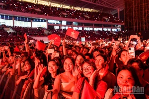 Các khán giả tại khu vực Độc lập được trải nghiệm rõ nét nhất những khoảnh khắc của chương trình. (Ảnh: THÀNH ĐẠT)