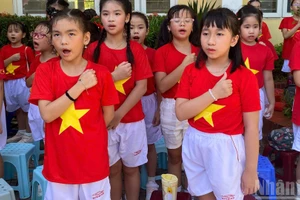 Trường phổ thông cơ sở Nguyễn Đình Chiểu (Hà Nội) thực hiện nghi lễ Chào cờ, hát Quốc ca trong lễ khai giảng sáng 5/9