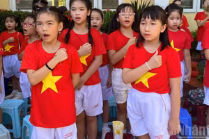 Trường phổ thông cơ sở Nguyễn Đình Chiểu (Hà Nội) thực hiện nghi lễ Chào cờ, hát Quốc ca trong lễ khai giảng sáng 5/9