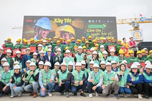 Đại biểu tham dự chương trình cùng các cán bộ, nhân viên và người lao động dự án chụp hình kỷ niệm. (Ảnh: BẢO LONG)