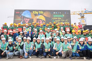 Đại biểu tham dự chương trình cùng các cán bộ, nhân viên và người lao động dự án chụp hình kỷ niệm. (Ảnh: BẢO LONG)