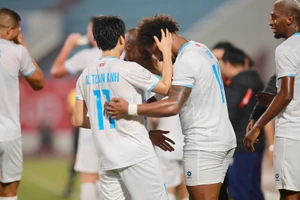 Các đồng đội ăn mừng bàn thắng cùng Nguyễn Xuân Son. (Ảnh: Nam Định FC)