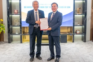 Phó Giáo sư, Tiến sĩ Đỗ Văn Trụ, Chủ tịch Hội Di sản Văn hóa Việt Nam (trái) trao quyết định cho Thạc sĩ, nhà báo Trịnh Thanh Giảng. 