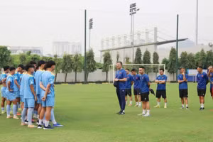 Huấn luyện viên Cristiano Roland cùng ban huấn luyện dặn dò các cầu thủ trong buổi tập. 