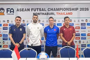 Huấn luyện viên trưởng và đại diện cầu thủ của đội tuyển futsal Việt Nam và Indonesia. (Ảnh: VFF)