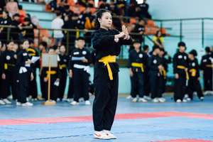 Các Vận động viên thi đấu nội dung quyền thuật khối trung học cơ sở sau buổi khai mạc.