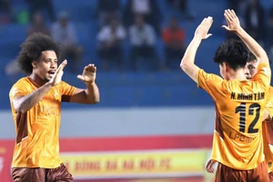 Các cầu thủ Hoàng Anh Gia Lai ăn mừng bàn thắng gỡ hòa. (Ảnh: VFF)