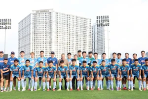 Lãnh đạo Liên đoàn Bóng đá Việt Nam thăm và động viên các cầu thủ U23 Việt Nam. (Ảnh: VFF)