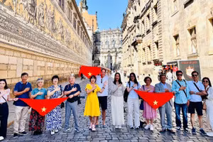 Du lịch hướng tới Net Zero với các giải pháp giảm rác thải nhựa và thúc đẩy du lịch xanh.