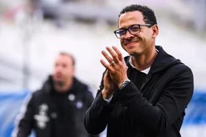 Huấn luyện viên Liam Rosenior đảm nhận "ghế nóng" tại Chelsea. (Ảnh: Sofoot)