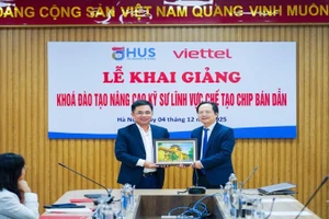 Tập đoàn Viettel phối hợp Trường đại học Khoa học Tự nhiên đào tạo kỹ sư chế tạo chip bán dẫn.