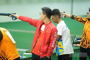 Xạ thủ Phạm Quang Huy cùng các đồng đội sẽ tranh tài ở nội dung 25m súng ngắn nhanh nam đồng đội. (Ảnh: HOÀNG MINH)