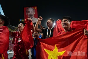 Huấn luyện viên Kim Sang Sik ăn mừng cùng các học trò sau màn lội ngược dòng ngoạn mục. (Ảnh: HOÀNG MINH)